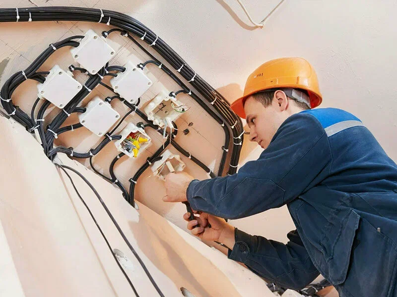Электромонтажные работы под ключ в Витебске: безопасно, надёжно, на долгие годы Планируете ремонт и хотите, чтобы электрика была сделана один раз и навсегда&nbsp;—&nbsp;без переделок, коротких замыканий и «временных решений»? Компания «Ремонт&nbsp;360» выполняет электромонтажные работы под ключ в квартирах и коттеджах Витебска. Мы берём на себя всё: от проектирования схемы электропроводки до финального тестирования и сдачи объекта. 📍 Работаем по всему Витебску и пригородам: выезжаем на объект, делаем замеры, консультируем и подбираем оптимальное решение именно под вашу планировку и бюджет.